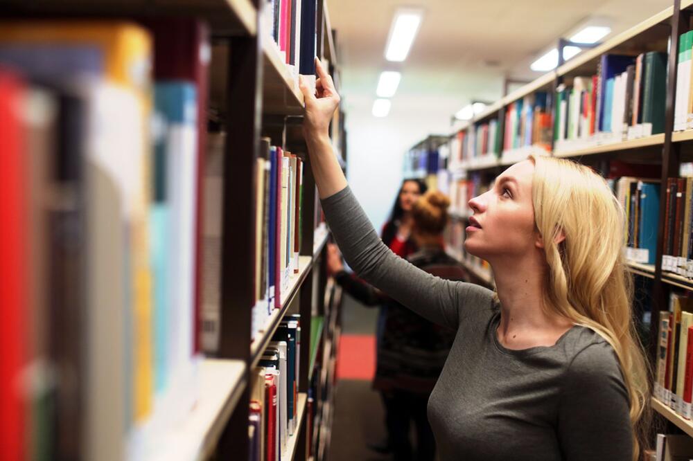 Studenten in der Bibliothek