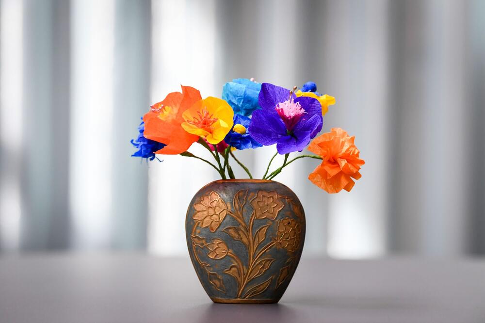 Blumen aus Krepppapier in einer Vase
