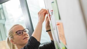 Junge Frau arbeitet an einem Flipchart