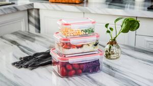 Drei gestapelte Vorratsdosen mit Essen stehen auf einer Küchenzeile.