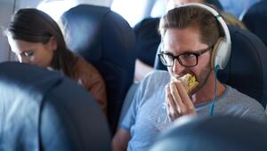 Mann isst im Flugzeug
