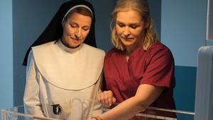 "Lena Lorenz: Klosterbaby": Priorin Josefina Mund (Kirsten Block, l.) betrachtet mit Lena Lorenz ...