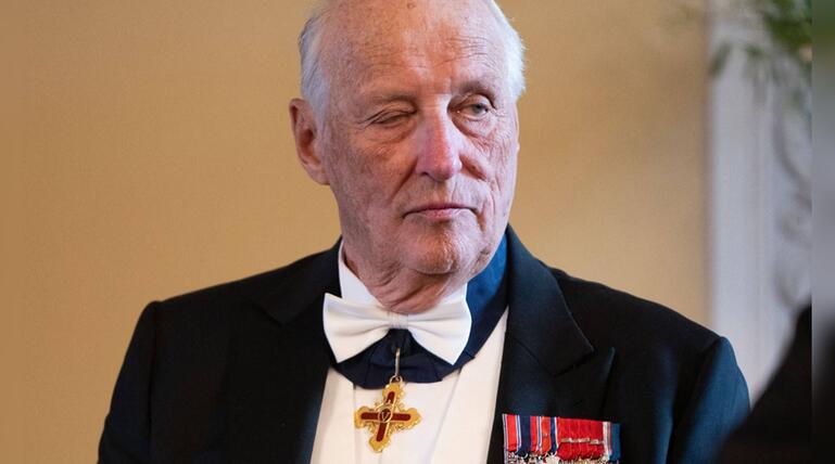 König Harald kämpft seit Jahren mit verschiedenen gesundheitlichen Beschwerden. Nun muss er ...