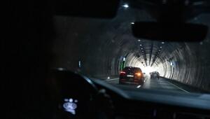 Eine Frau fährt durch den Schmücketunnel bei Oberheldrungen