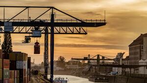 Container werden im Osthafen entladen