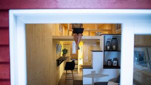 Bei einem Tiny-House-Hersteller sitzt eine Frau auf der Empore