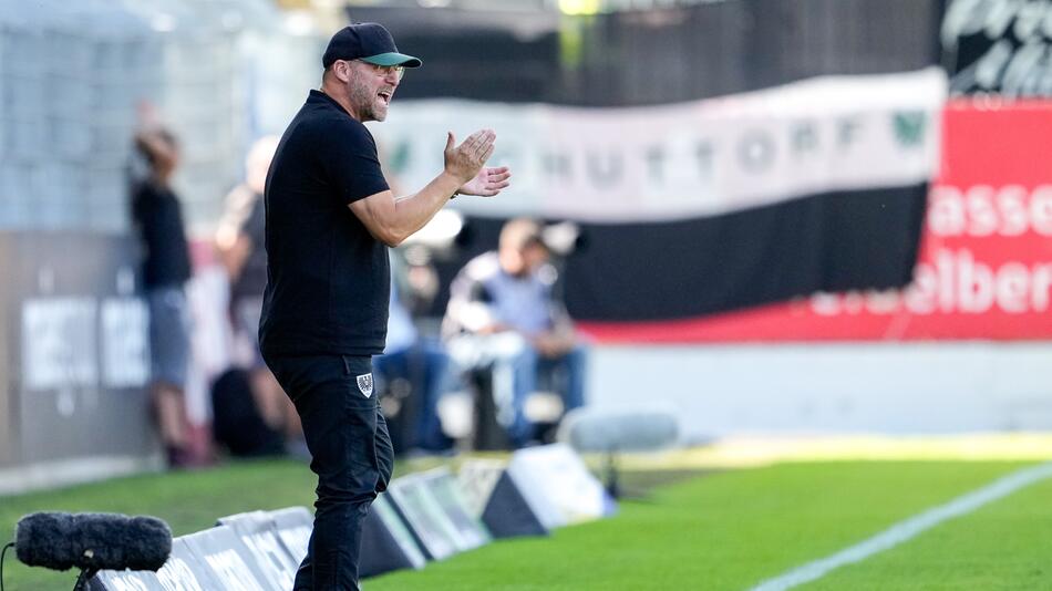 Preussen Münsters Trainer Sascha Hildmann feuert seine Mannschaft gegen Sandhausen an