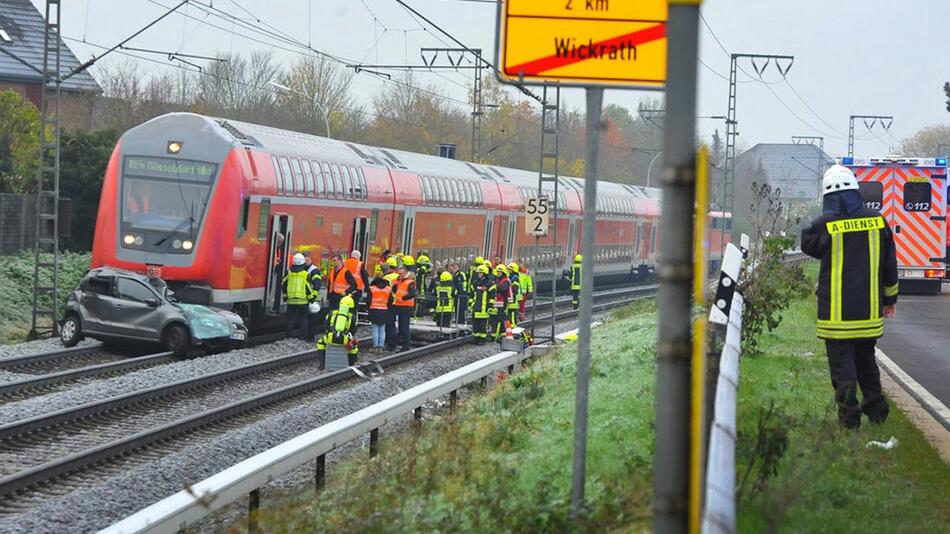 Auto prallt mit Regionalzug zusammen