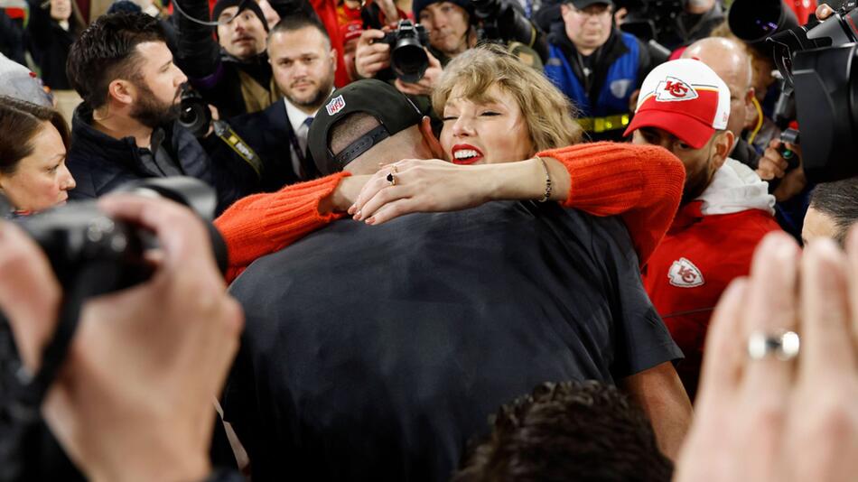 Süsser Moment inmitten der Massen: Nach dem Sieg gegen die Baltimore Ravens fallen sich Taylor ...