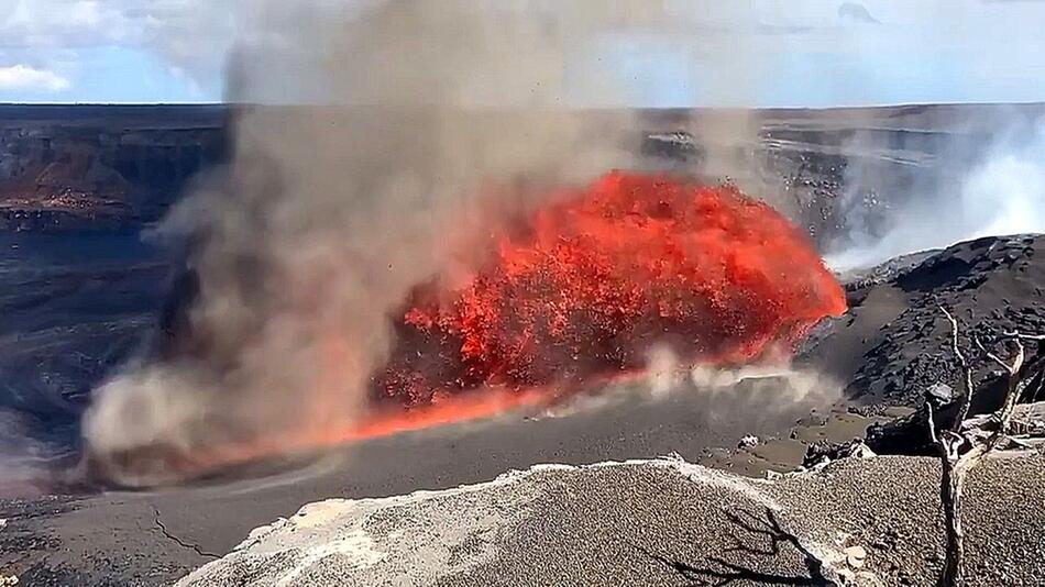 Kilauea spuckt Lavafontäne – und stoppt plötzlich