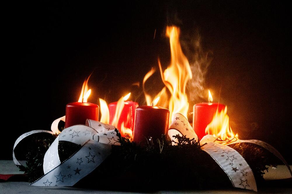 Adventskranz hat Feuer gefangen