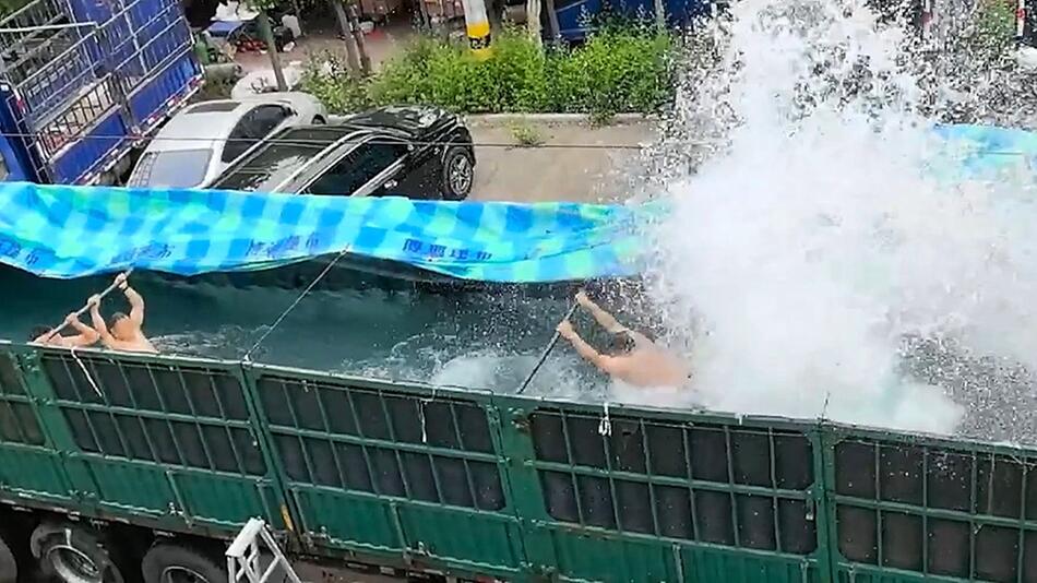Wellenbad auf Rädern: Männer in China bauen sich LKW-Pool