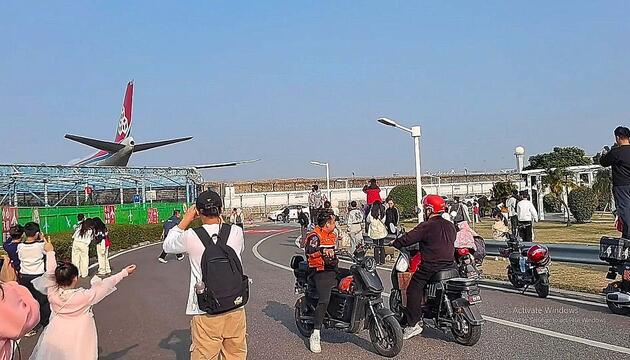 Chaos am Flughafen: Startender Jet fegt Zuschauer fast weg