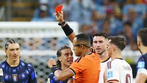 Uruguays Agustín Canobbio ging den Schiedsrichter nach der Roten Karte an.