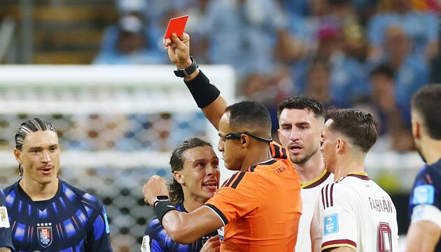 Uruguays Agustín Canobbio ging den Schiedsrichter nach der Roten Karte an.
