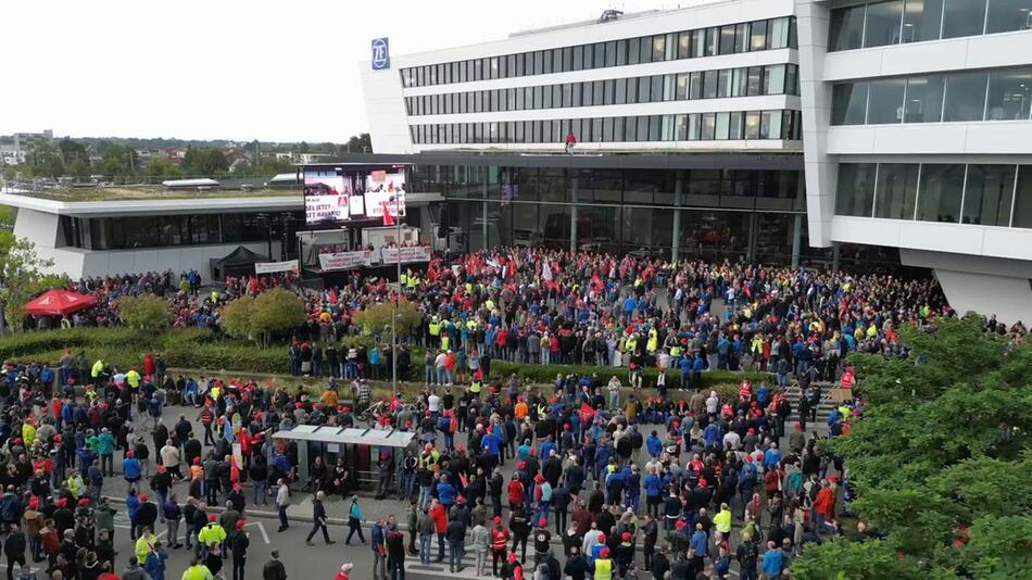Tausende Menschen protestieren gegen Job-Abbau bei ZF