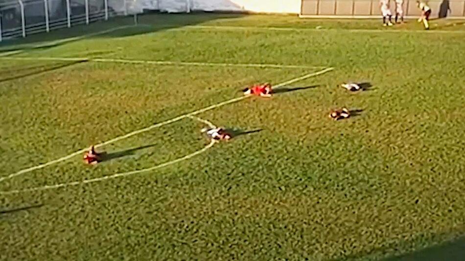 Spielerinnen fallen einfach um: Fussballpartie nimmt überraschende Wendung