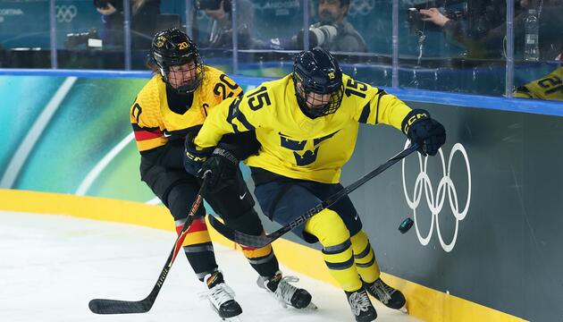 Lisa Johannsson und Daria Gleissner kämpfen um den Puck.