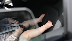 Baby liegt in einer Babyschale im Auto