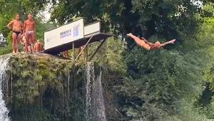 Kopfüber in die Tiefe: Waghalsige Sportler springen von 22-Meter-Wasserfall in Bosnien