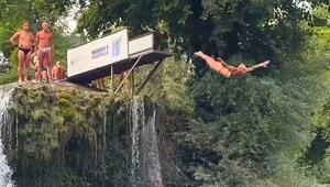 Kopfüber in die Tiefe: Waghalsige Sportler springen von 22-Meter-Wasserfall in Bosnien