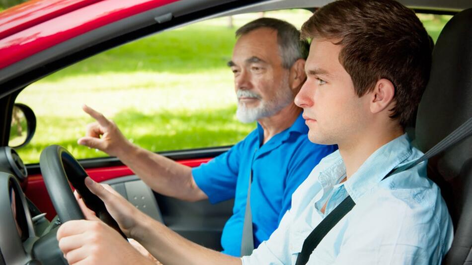 Begleitetes Fahren: Sonderregelung zur Zulassung im Strassenverkehr