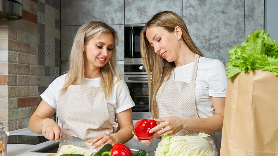 Zwei Frauen kochen zusammen