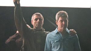 Historische Aufnahme: Liam Gallagher (l.) legt beim Oasis-Auftaktkonzert in Cardiff den Arm um ...