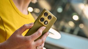 Eine Frau hält das Motorola Signature in der Hand