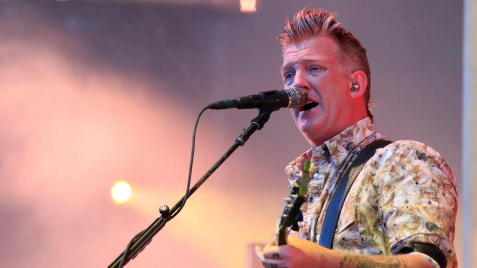 Sänger Josh Homme hat mit nicht näher beschriebenen gesundheitlichen Problemen zu kämpfen.