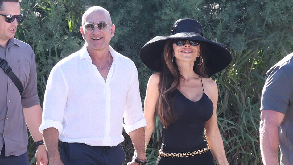 Jeff Bezos und Lauren Sánchez auf dem Weg zu einem Beach-Club in Saint-Tropez.
