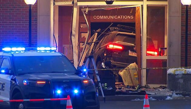 Wahnsinnstat in Massachusetts: Autofahrer rast absichtlich in Polizeistation
