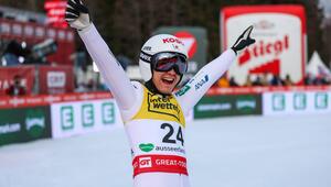 Tomofumi Naito jubelt nach seinem fabelhaften Sprung am Kulm.
