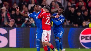 Benfica-Profi Gianluca Prestianni (M.) und Vinícius Júnior (l.)