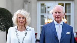 Königin Camilla trug zur Gartenparty ein weisses Ensemble, König Charles erschien im blauen Anzug.