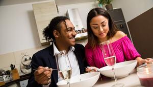 Ein Paar geniesst ein romantisches Abendessen