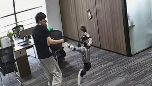Schreckmoment in China: Humanoider Roboter tritt Mann Testgerät aus der Hand
