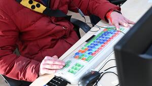 Ein Mann bedienst eine Kontrast Tastatur für Sehbehinderte