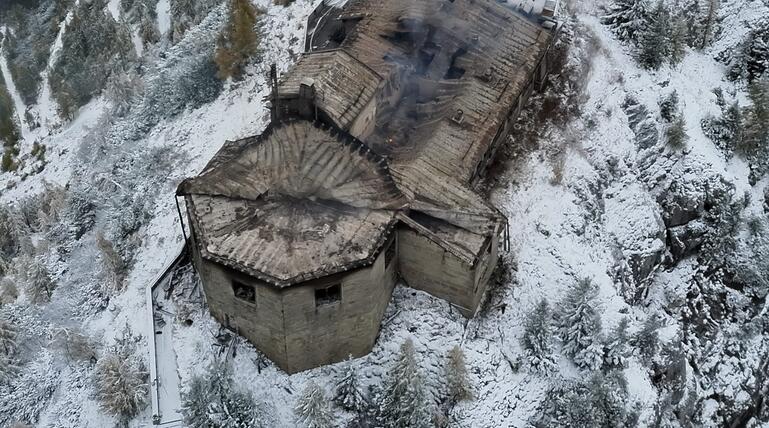 Das durch einen Brand schwerbeschädigte Kehlsteinhaus auf dem Obersalzberg.