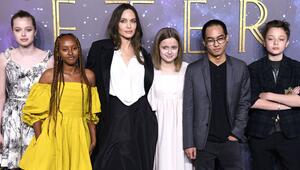 Angelina Jolie zeigte sich zuletzt 2021 mit fünf ihrer sechs Kinder auf dem roten Teppich. Von ...