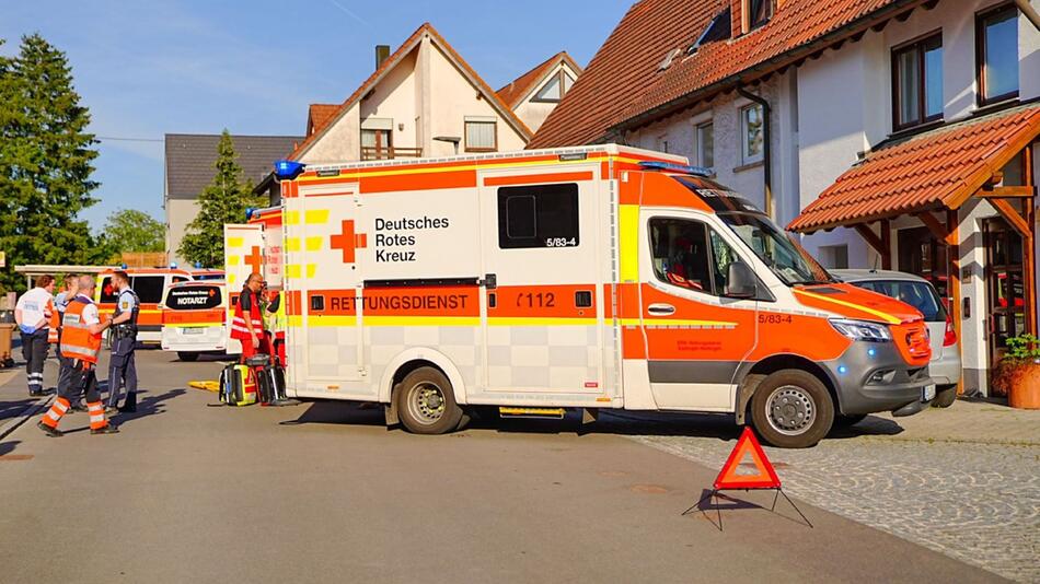 Auto kollidiert mit Fussgängern - zwei Schwerverletzte