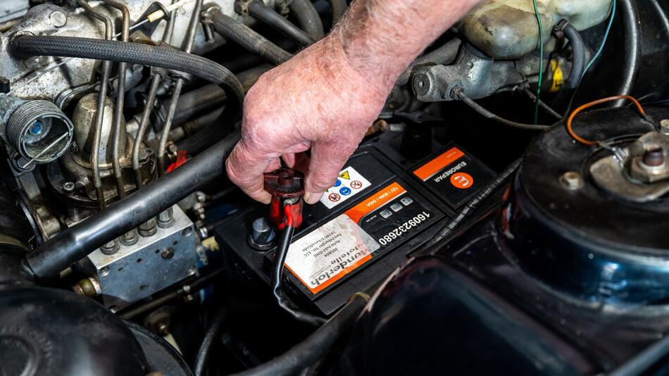 Ein Mann überprüft eine Autobatterie