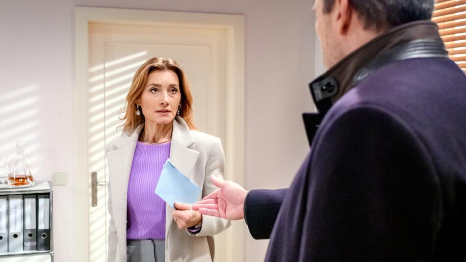 "Sturm der Liebe": Alexandra wird von Christoph erwischt, als sie den Beweis von Professor Bode ...