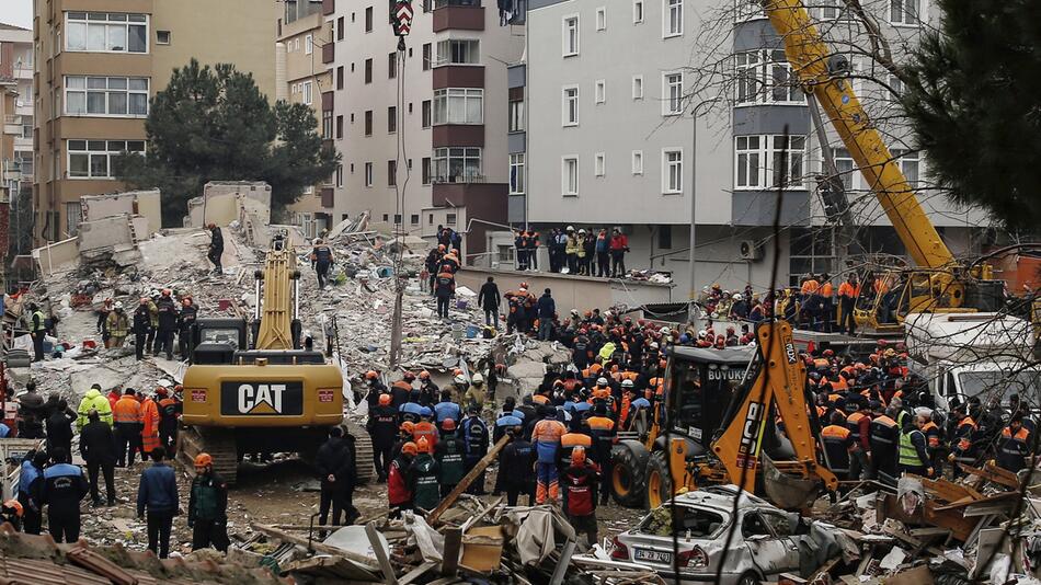 Mehrstöckiges Haus in Istanbul eingestürzt