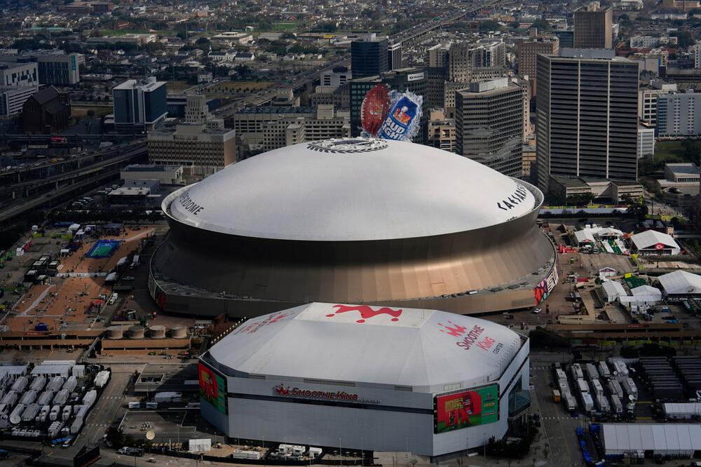 Vor dem 59. Super Bowl - Caesars Superdome in New Orleans