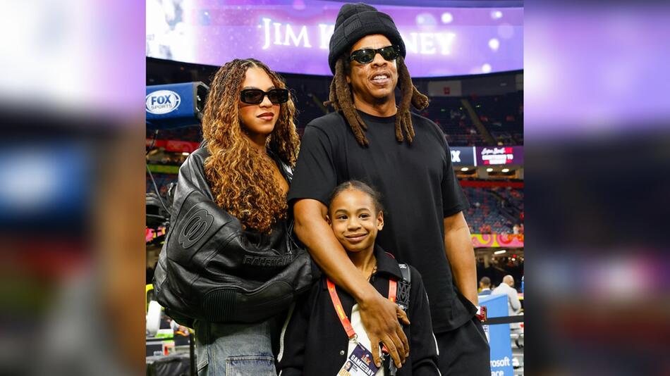 Blue Ivy gemeinsam mit ihrem Papa Jay-Z und ihrer jüngeren Schwester Rumi beim Super Bowl 2025.