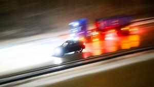 Ein Auto und ein LKW fahren über eine Autobahn