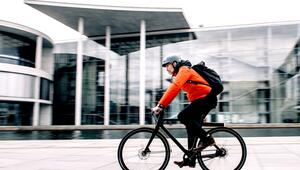Ein Mann mit E-Bike