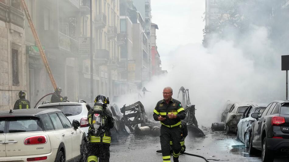 Explosion und Brand von Fahrzeugen in Mailand
