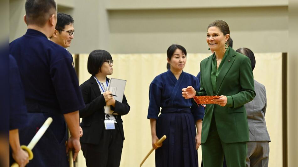 Schwedens Kronprinzessin Victoria spricht nach einer Kampfkunstvorführung am Japan Joint Staff ...
